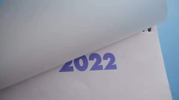 2022 yılına hoş geldin demek için takvimin sayfasını çeviriyorum..