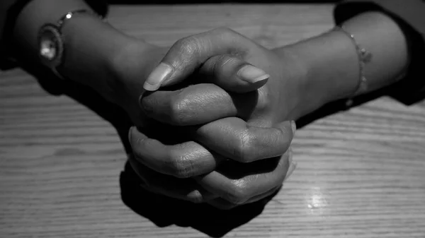 Image Noir Blanc Femme Assise Avec Ses Mains Serrées — Photo