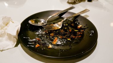 Üzerinde kaşık ve halk olan bitirilmemiş bir tabak..