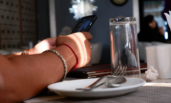 Kolkata Índia 2021 Homem Usando Telefone Restaurante Com Prato Vazio — Fotografia de Stock