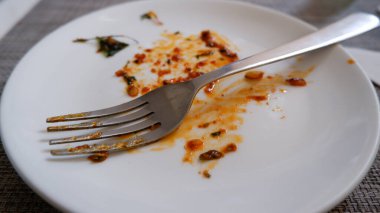 Yemeğini bitirmiş ya da öğle yemeğini yemiş..