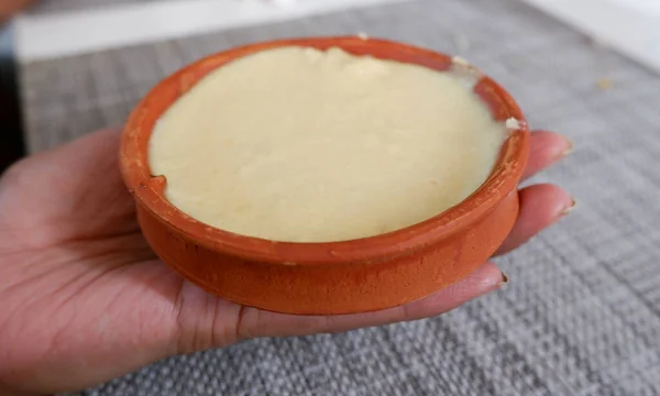 Kil bardaktaki tatlı Firni 'nin görüntüsü ya da Batı Bengal' deki bhar.
