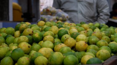 Limon satıcısı keçeli kaleminde bir sürü taze limon satıyor..