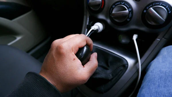 Homem Segura Botão Engrenagem Carro Enquanto Dirige — Fotografia de Stock