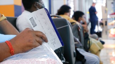 Hyderabad, Hindistan, tarih 16.03.2022. Havaalanındaki diğer yolcuların biletleriyle birlikte erkek koltukları..