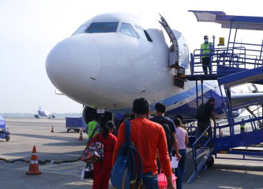 Hyderabad, Hindistan, tarih 16.03.2022. Yolcular kalkıştan önce uçağa binecekler..