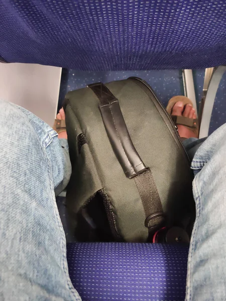Uçakta ya da uçakta oturmanın arasındaki boşluğu gösterir..