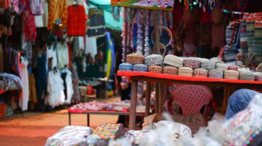 Chapora Fort Goa, Hindistan, 13.03.2022 tarihli. Goa 'daki Chapora Kalesi' ndeki yerel pazar.