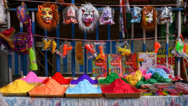 Kolkata, Hindistan, 18.03.2022 tarihli. Hint Holi Festivali pazarında Gulal abir veya renkli toz.