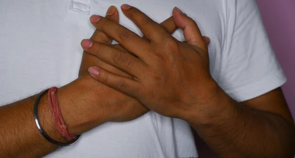 Homem Manteve Duas Mãos Como Segurasse Lado Esquerdo Peito — Fotografia de Stock