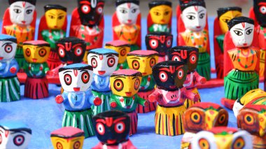 Kuzey 24 parganas, Batı Bengal tarihi 09.10.2022. Küçük tahta oyuncaklar. Lord Jagannath, subadra ve balaram..