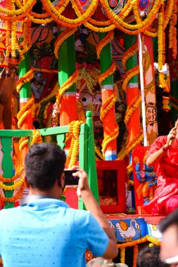 Kuzey 24 parganas, Batı Bengal tarihi 09.10.2022. Rath 'in fotoğrafını çeken bir adam..