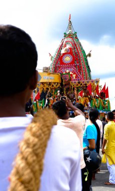 Kuzey 24 parganas, Batı Bengal tarihi 09.10.2022. Genç çocuk Rath Yat 'ı çekmek için bu omzunda kutsal ipi taşıyor..