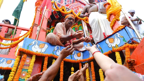 Norte Parganas Bengala Ocidental Datado 2022 Sacerdote Distribuindo Prasad Para — Fotografia de Stock