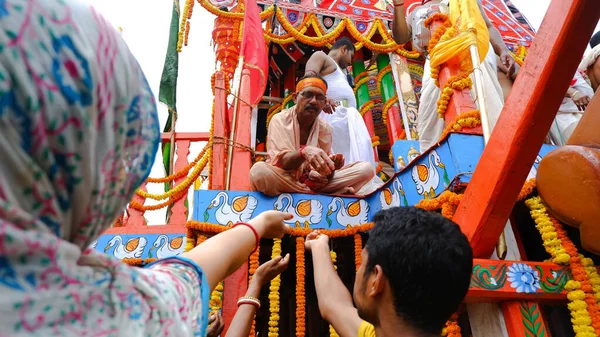 Norte Parganas Bengala Ocidental Datado 2022 Sacerdote Distribuindo Prasad Para — Fotografia de Stock