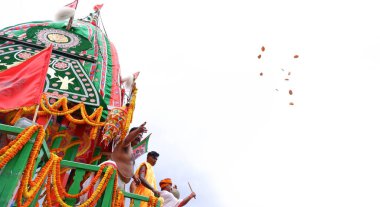 Kuzey 24 parganas, Batı Bengal tarihi 09.10.2022. Rahip, Rath Yat sırasında hacılara prasad dağıtıyor. .