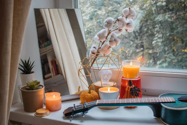 Höstens Sammansättning Ljus Spegel Blommor Pumpa Figurer Och Ukulele Fönsterbrädan — Stockfoto