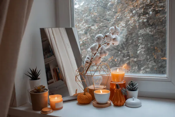 Herbstliche Komposition Aus Kerzen Spiegel Blumen Und Kürbisfiguren Fenster Mädchenzimmer — Stockfoto