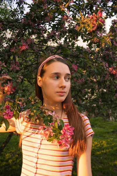 開花リンゴの木の中の若い女の子の肖像画 ブルームだ 最高の希望を Z世代 — ストック写真