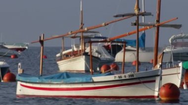 Sabahın erken saatlerinde yelken retro ahşap tekneler