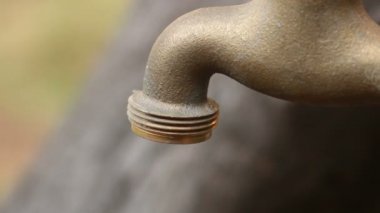 Retro damlayan musluk