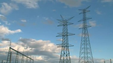 işçiler ile elektrik kuleleri