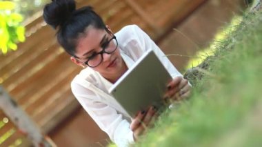 parkta 04 tablet ile kız