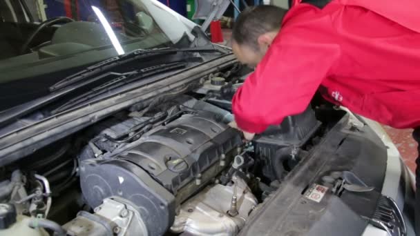 Auto reparatie op zoek naar schade 01 — Stockvideo