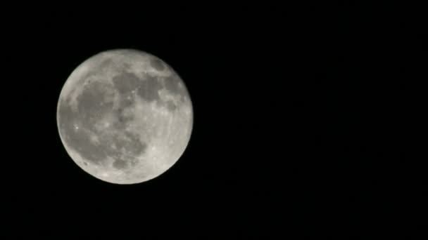 Luna llena y nubes — Vídeos de Stock