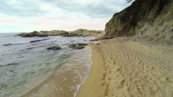 Aeronave drone Mediterrâneo praia 01 — Vídeo de Stock