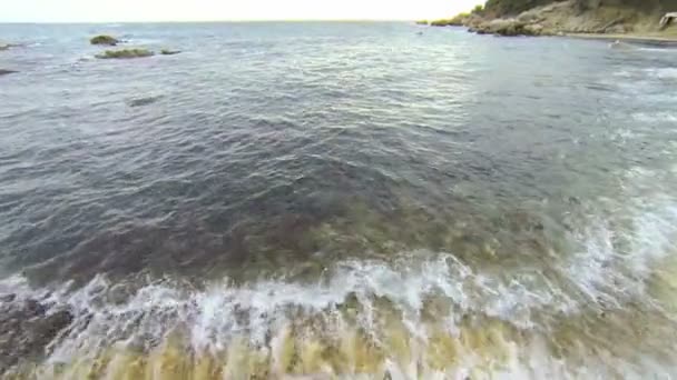 Luchtfoto drone mediterrane strand 02 — Stockvideo