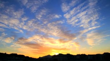 gün batımında renkli bulutlar