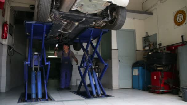 Reparación de coches en busca de daños 03 — Vídeo de stock