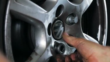 Araba tamir montaj tekerlek 01
