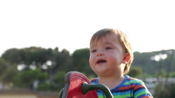 Bebê criança no parque Spring Bouncer 04 — Vídeo de Stock