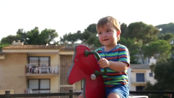 Bébé tout-petit dans le parc Spring Bouncer 03 — Video