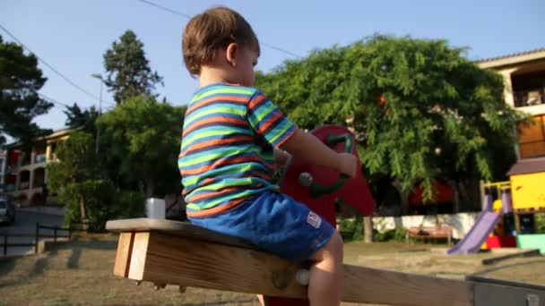 Bebé niño en el parque gorila de primavera 02 — Vídeo de stock