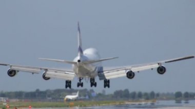 ticari jet uçağı iniş