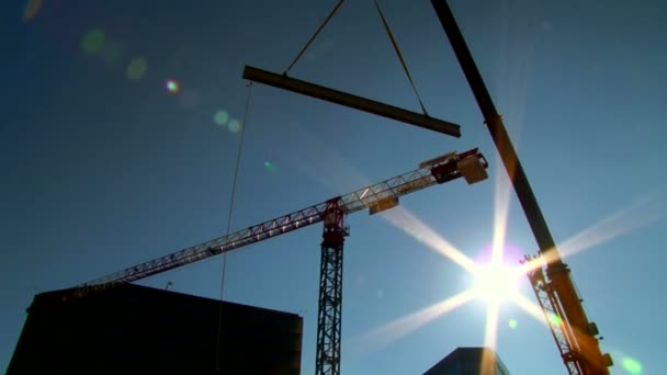 Arbeit 06 bewegt einen großen Eisenbalken — Stockvideo