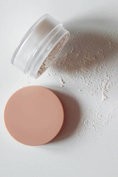 Arka planda barut. Gevşek toz.