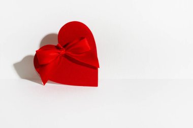 Beyaz bir arka planı olan kırmızı bir kalp..