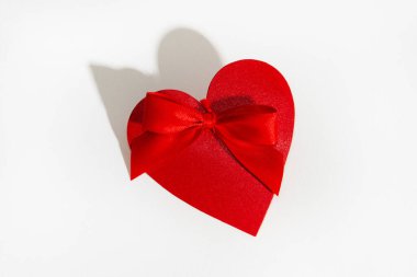 Beyaz bir arka planı olan kırmızı bir kalp..