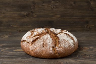 Ahşap arka planda çavdar ekmeği
