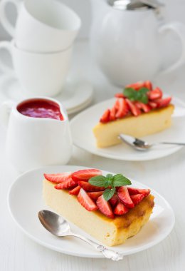 Taze çilekli cheesecake