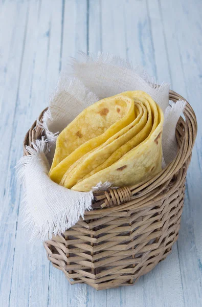 Tortilla en canasta de mimbre — Foto de Stock