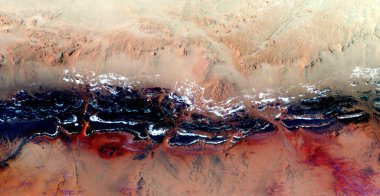   Afrika çöllerinin havadan soyut fotoğrafçılığı. Çöl manzaralarının havadan görünüşü, Tür: Soyut doğalcılık, soyuttan mecazlara, 