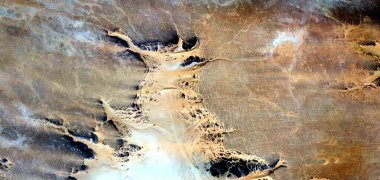   Afrika çöllerinin havadan soyut fotoğrafçılığı. Çöl manzaralarının havadan görünüşü, Tür: Soyut doğalcılık, soyuttan mecazlara, 