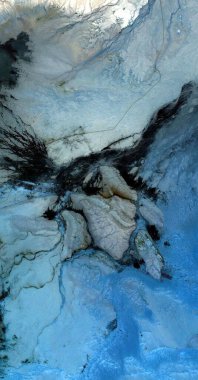 Afrika çöllerinin havadan gelen dikey soyut fotoğrafçılığı, çöl manzaralarının havadan görünüşü, Tür: Soyut doğalcılık, soyuttan mecazlara,