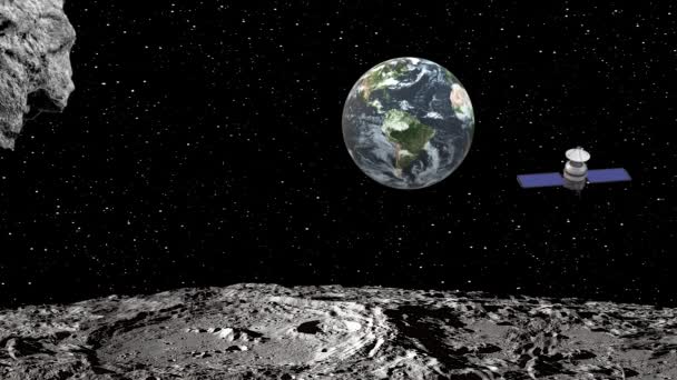 以月球为前景的太空录像 行星地球 流星雨穿过太空旋转 人造卫星穿越 恒星背景 — 图库视频影像