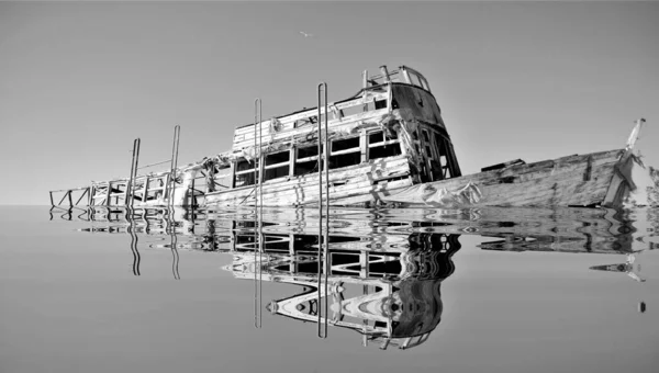 Dystopická Fotografie Lodi Zaplavené Stoupající Hladinou Moře Důsledku Změny Klimatu — Stock fotografie